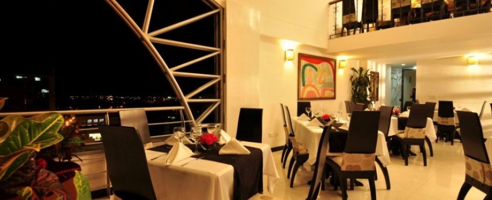 Vista nocturna del restaurante Fuente Hotel Bolivar Plaza Fanpage Facebook